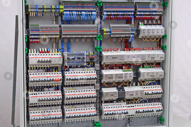 Скачать Электрический распределительный щит с автоматическими выключателями тока фотосток Ozero