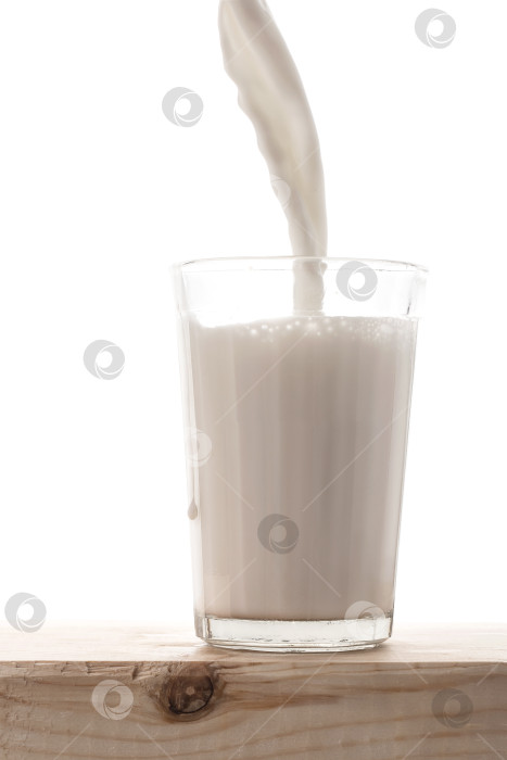 Скачать стеклянный кувшин с молоком и стакан стоят на деревянном столе, покрытом льняной скатертью фотосток Ozero