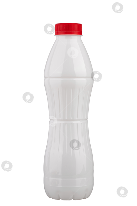 Скачать пластиковая бутылка для молока с красной крышкой, изолят на белом фоне фотосток Ozero