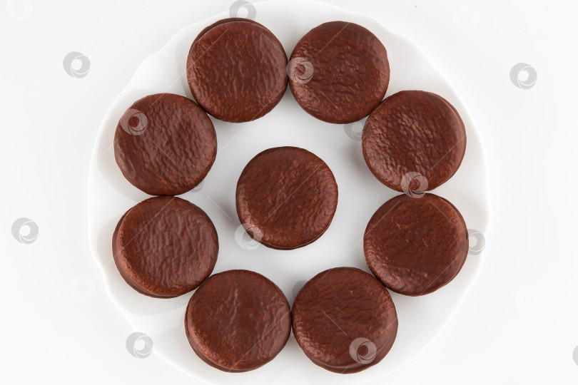 Скачать печенье в шоколадной глазури на тарелке, изолированное на белом фоне фотосток Ozero