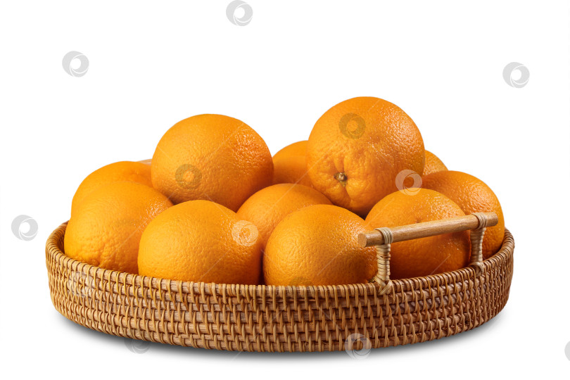 Скачать спелые апельсины в плетеной корзине, естественный фон фотосток Ozero