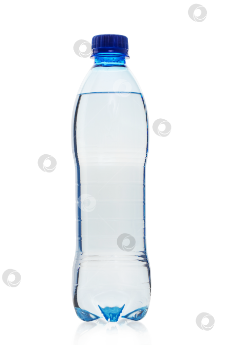 Скачать пластиковая бутылка с изолятами минеральной питьевой воды на белом фоне фотосток Ozero
