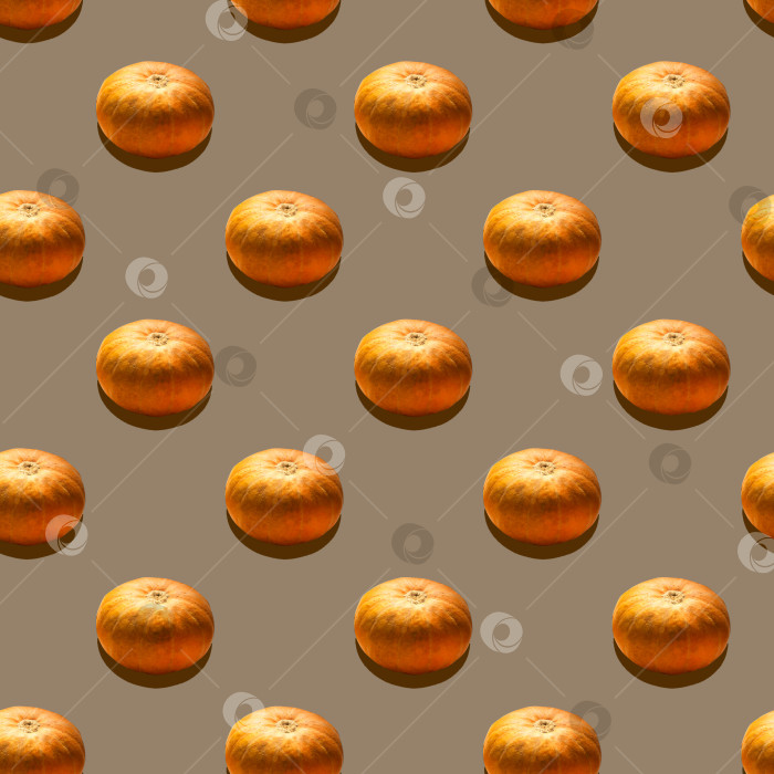 Скачать Коллаж из овощей. Узор из оранжевых тыкв на золотистом фоне. фотосток Ozero
