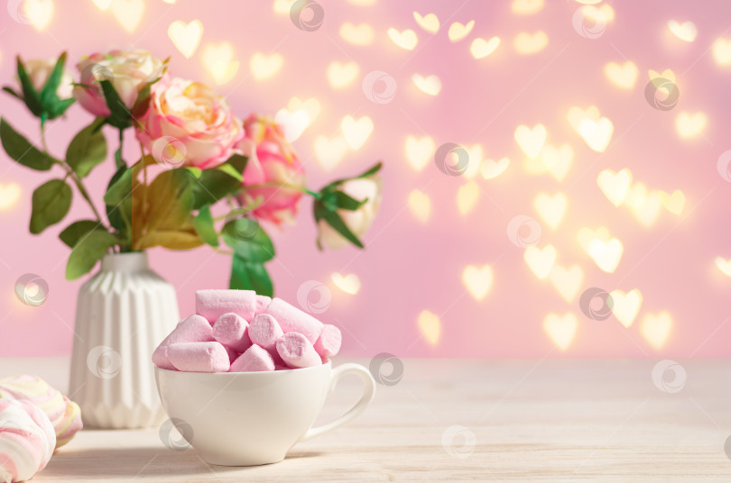 Скачать Праздничный праздничный романтический стол, украшенный цветами и чашкой с зефиром poink фотосток Ozero