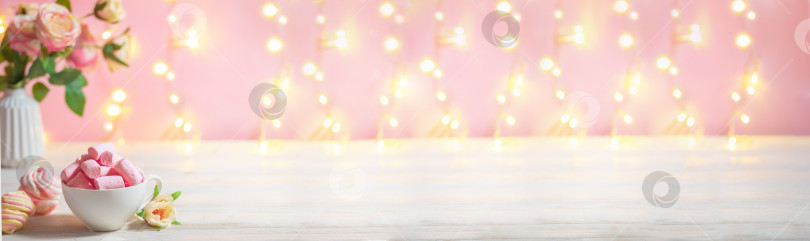 Скачать Баннер с праздничным романтическим столом, украшенным цветами и чашкой с розовым зефиром фотосток Ozero