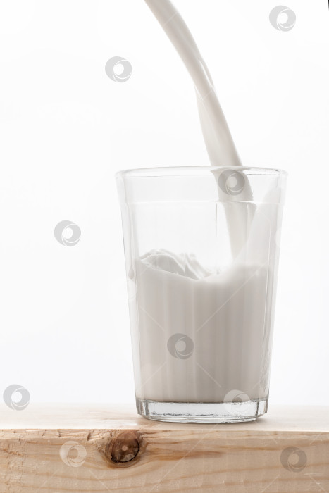 Скачать стеклянный кувшин с молоком и стакан стоят на деревянном столе, покрытом льняной скатертью фотосток Ozero