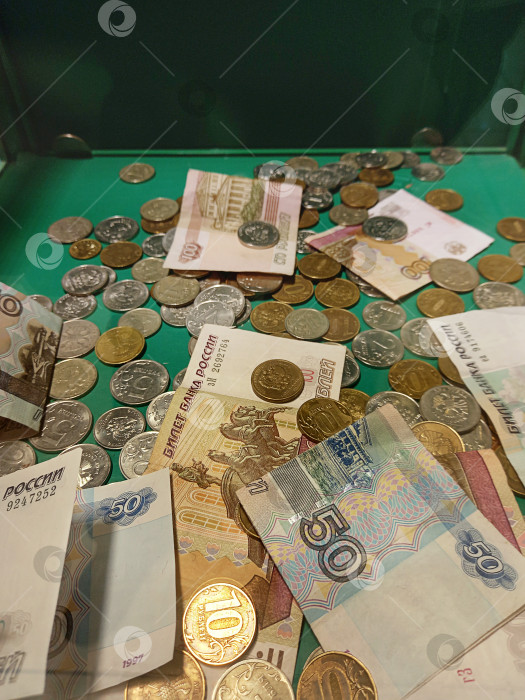 Скачать Русские деньги. Банкноты и разбросанные монеты на зеленом сукне. фотосток Ozero