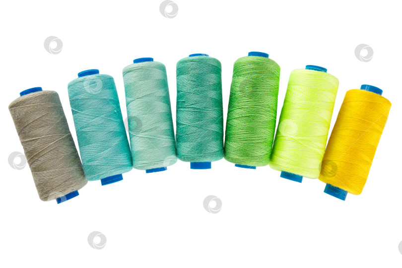 Скачать швейные нитки разноцветные катушки из полиэстера на белом фоне фотосток Ozero