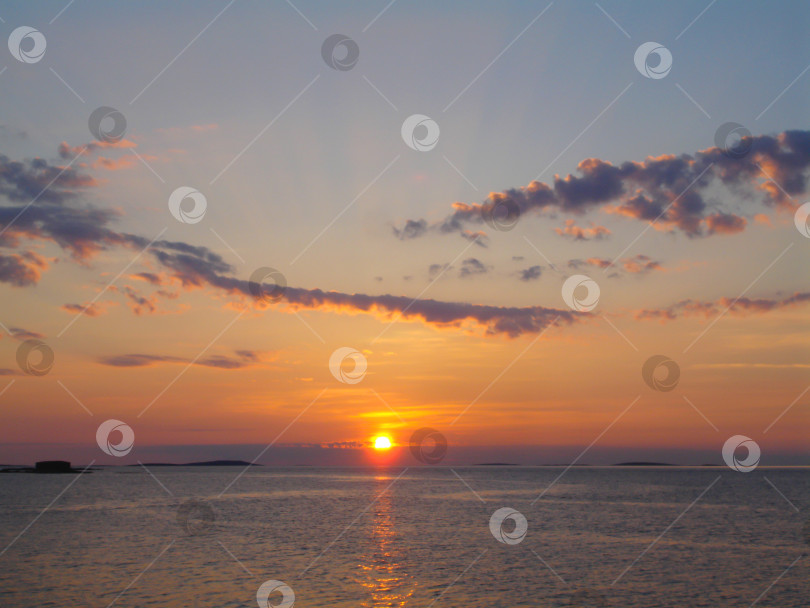 Скачать Оранжевый закат над морем и красивый облачный пейзаж с отражением. фотосток Ozero