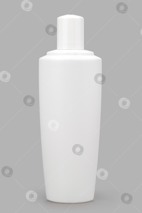 Скачать белая пластиковая бутылка для дезинфицирующего средства, изолят на сером фоне фотосток Ozero