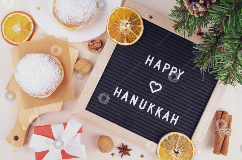 Скачать Еврейский праздник Ханука. Праздничная композиция с традиционными пончиками Суфганиот фотосток Ozero