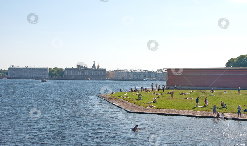 Скачать Вид на Неву возле Петропавловской крепости в Санкт-Петербурге. фотосток Ozero