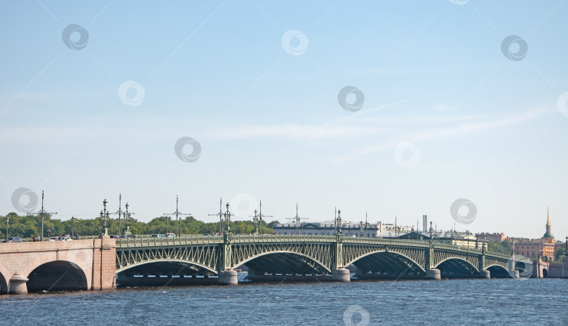 Скачать Вид на Троицкий мост на Неве в Санкт-Петербурге. фотосток Ozero