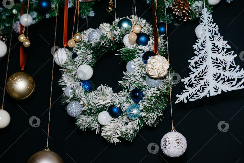 Скачать Праздничные украшения: Украшения для рождественской елки и традиционные фотосток Ozero