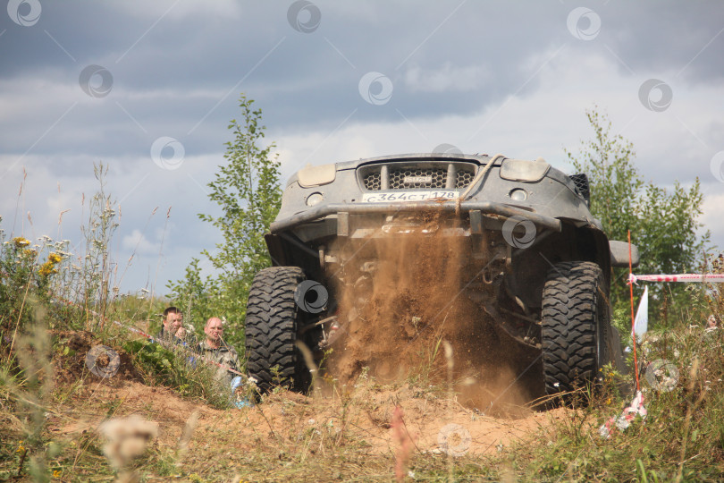 Скачать Внедорожный автомобиль преодолевает препятствие фотосток Ozero