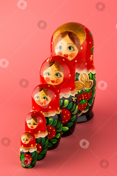 Скачать Русская народная деревянная кукла, раскрашенная красками фотосток Ozero