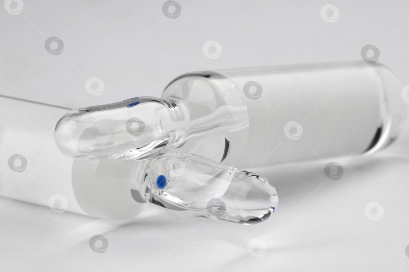 Скачать стеклянные ампулы с прозрачным лекарственным раствором или вакциной фотосток Ozero