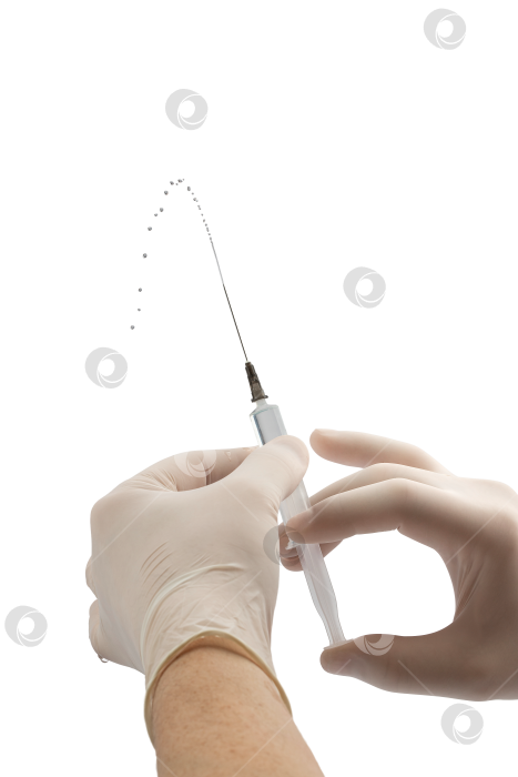 Скачать руки взрослого мужчины в бежевых резиновых одноразовых медицинских перчатках, держащие ампулу с вакциной и шприц, выделяются на белом фоне фотосток Ozero