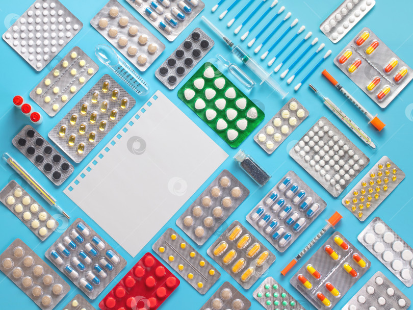 Скачать флэтли, макет лекарств в блистерах с термометрами и шприцами на синем фоне фотосток Ozero