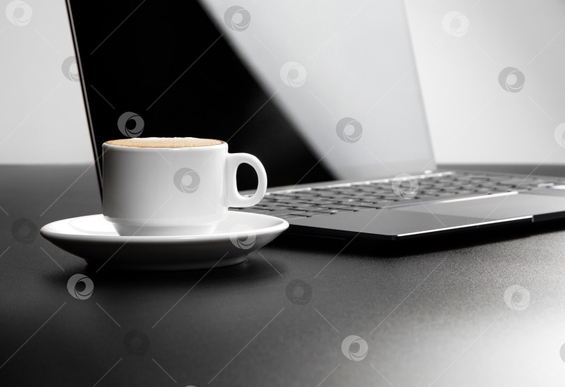Скачать бизнес-макет, кнопки клавиатуры и фрагменты ноутбука черного и серебристого цветов, кофейная чашка на заднем плане фотосток Ozero