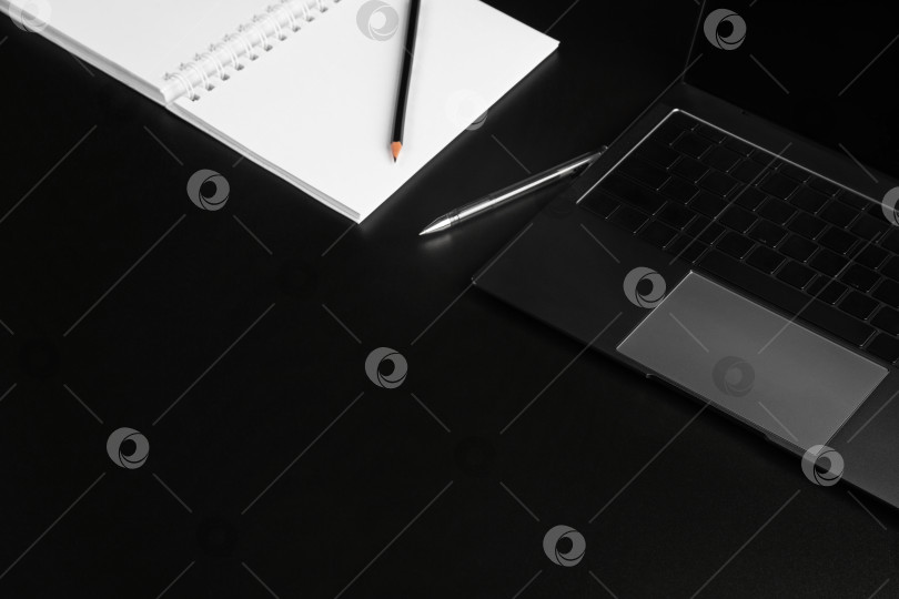 Скачать бизнес-макет, кнопки клавиатуры и фрагменты ноутбука черного и серебристого цветов, кофейная чашка на заднем плане фотосток Ozero