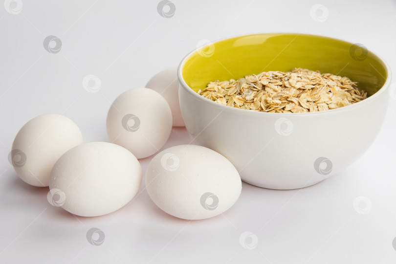Скачать овсянка и белые куриные яйца на белом фоне фотосток Ozero