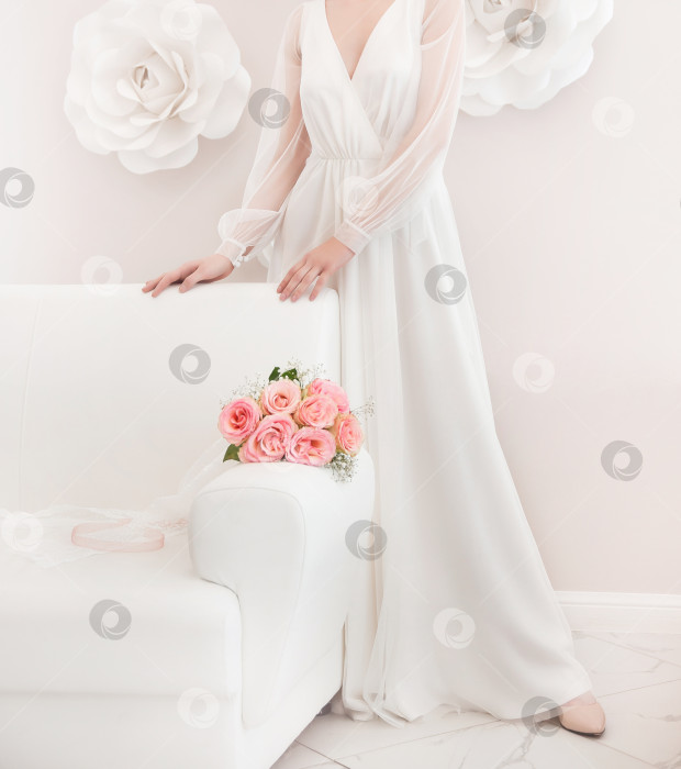 Скачать свадебная фотография в белом платье и букете розовых роз на светлом фоне фотосток Ozero