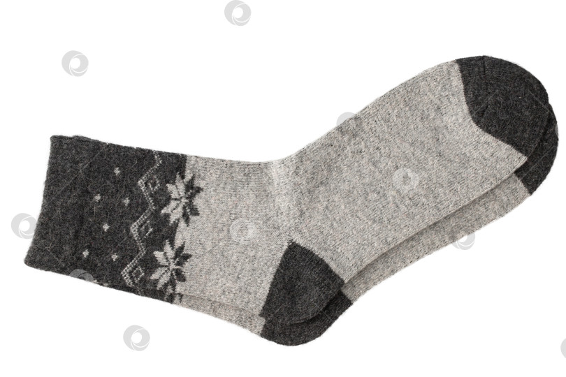 Скачать вязаные теплые шерстяные носки, утепленные на белом фоне фотосток Ozero