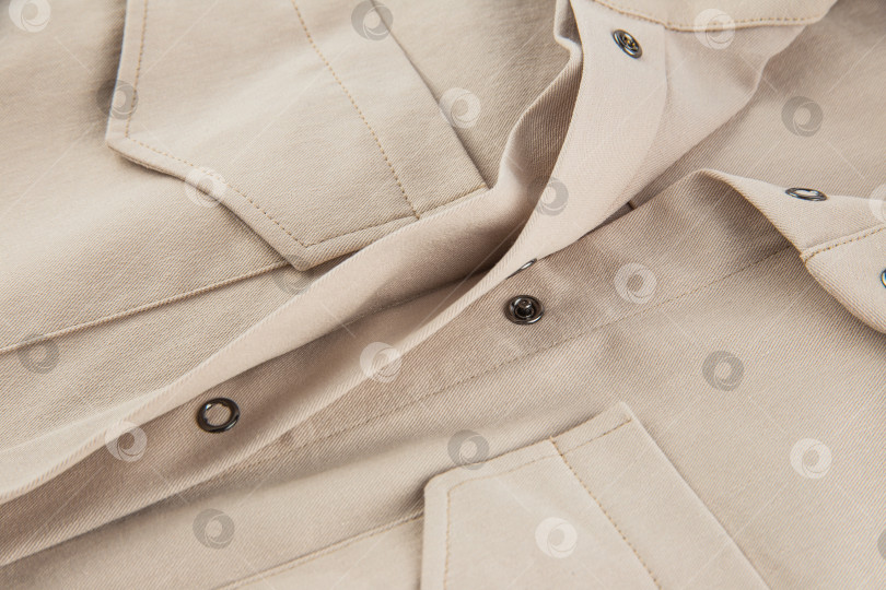 Скачать накладной карман с клапаном на бежевой рубашке из плотной хлопчатобумажной ткани фотосток Ozero
