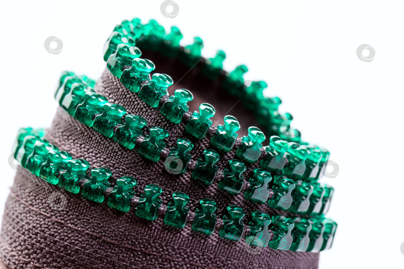 Скачать застежка-молния с большими зелеными пластиковыми зубцами на синтетической тесьме фотосток Ozero