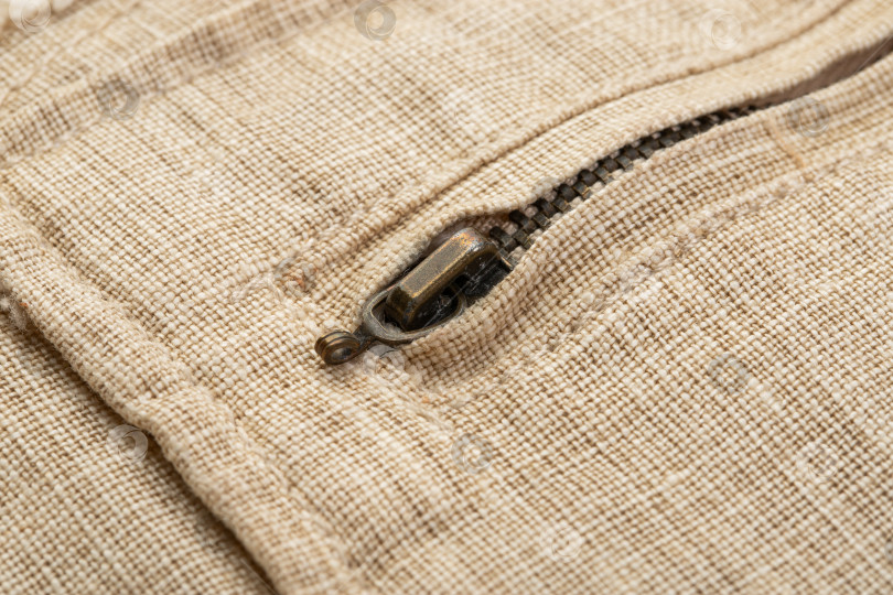 Скачать карман в брюках из натурального льна, застегивающийся на коричневую металлическую молнию фотосток Ozero