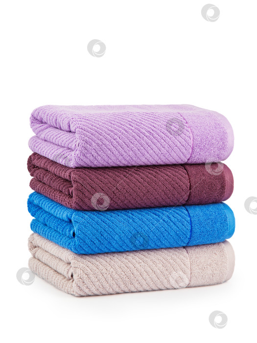 Скачать разноцветные махровые хлопчатобумажные банные полотенца, выделяющиеся на белом фоне фотосток Ozero