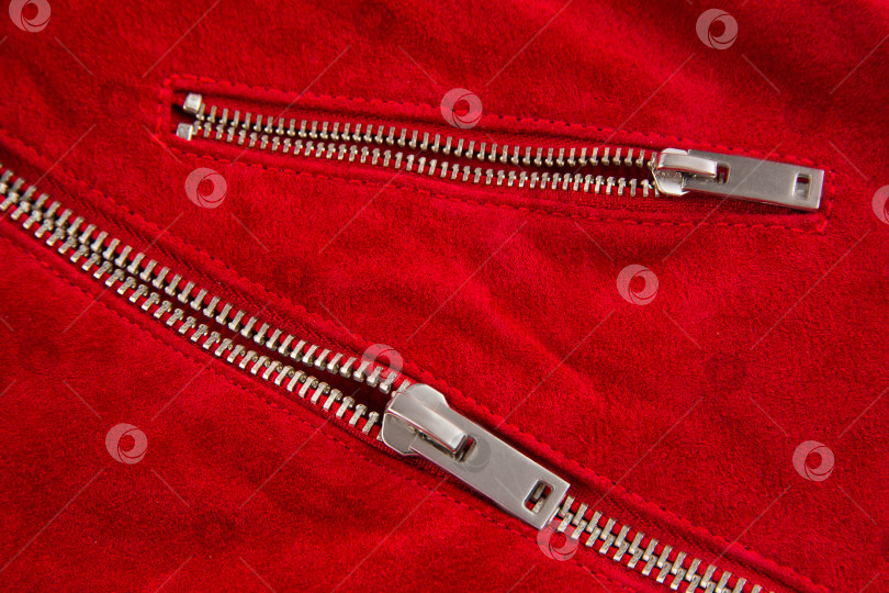 Скачать декоративный плечевой ремень с петлей и металлической пуговицей на красной кожаной одежде на белом фоне фотосток Ozero