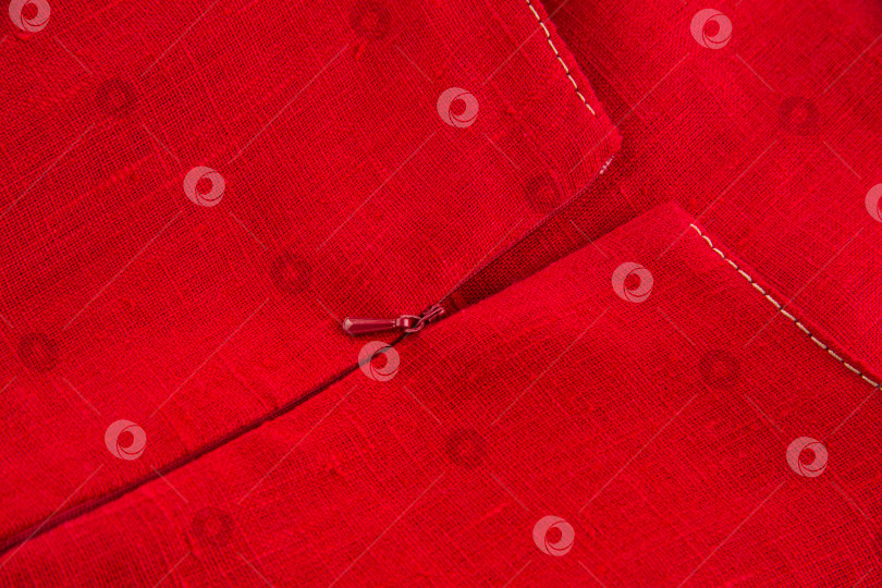 Скачать отделочный шов, двойной шов, выполненный бежевыми нитками в изделии из красной льняной ткани фотосток Ozero