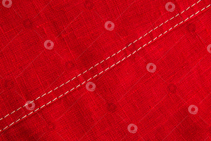 Скачать отделочный шов, двойной шов, выполненный бежевыми нитками в изделии из красной льняной ткани фотосток Ozero