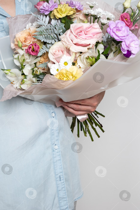 Чёрно - белое фото, рука с цветком, цветок в руках, девушка цветок, гортензия | Idee