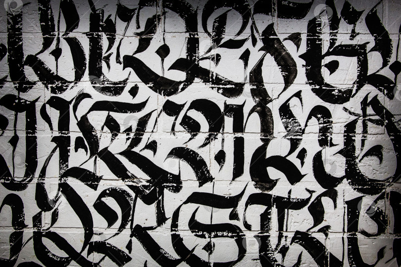 Скачать Буквы старого стиля на белой кирпичной стене фотосток Ozero