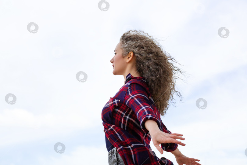 Скачать Женщина раскинула руки в стороны, обращаясь к небу фотосток Ozero