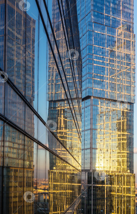 Скачать Стеклянные фасады современных небоскребов фотосток Ozero