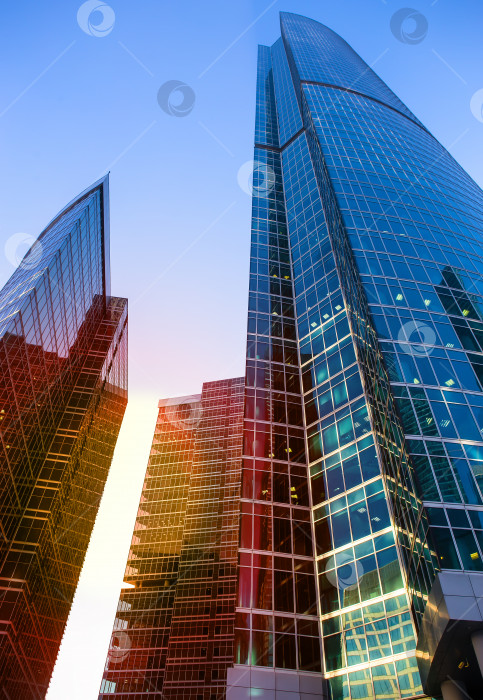 Скачать небоскребы со стеклянными фасадами фотосток Ozero