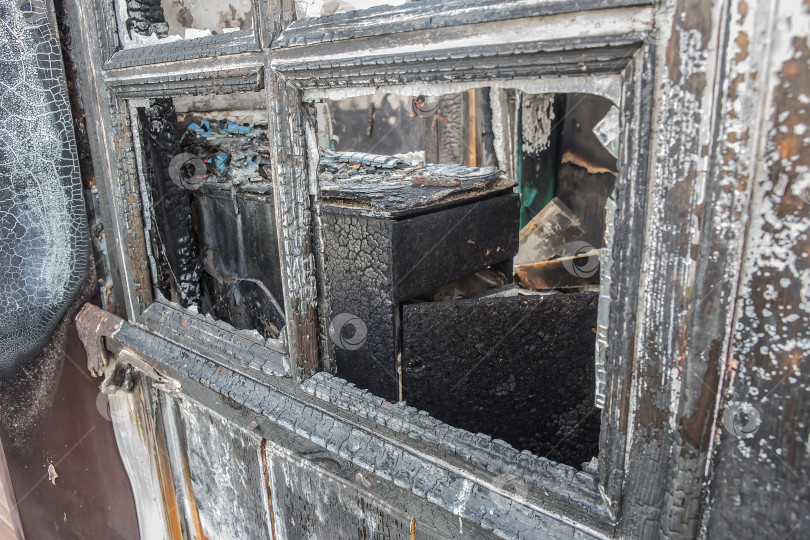 Скачать Каркас и мебель дома сгорели во время пожара фотосток Ozero