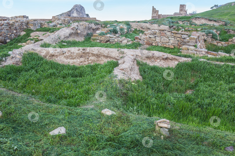 Скачать Руины старой разрушенной каменной крепости фотосток Ozero