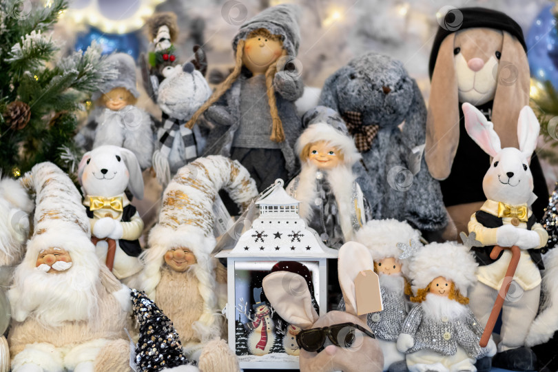 Скачать Куклы в виде персонажей скандинавских рождественских сказок. Гномы, эльфы, кролики, зайцы и другие фотосток Ozero