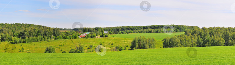 Скачать Деревня под синим небом в окружении полей фотосток Ozero