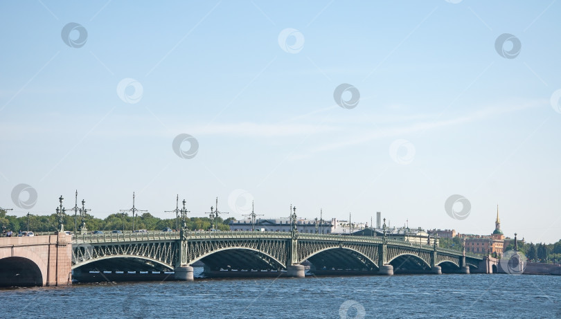 Скачать Вид на Троицкий мост на Неве в Санкт-Петербурге. фотосток Ozero