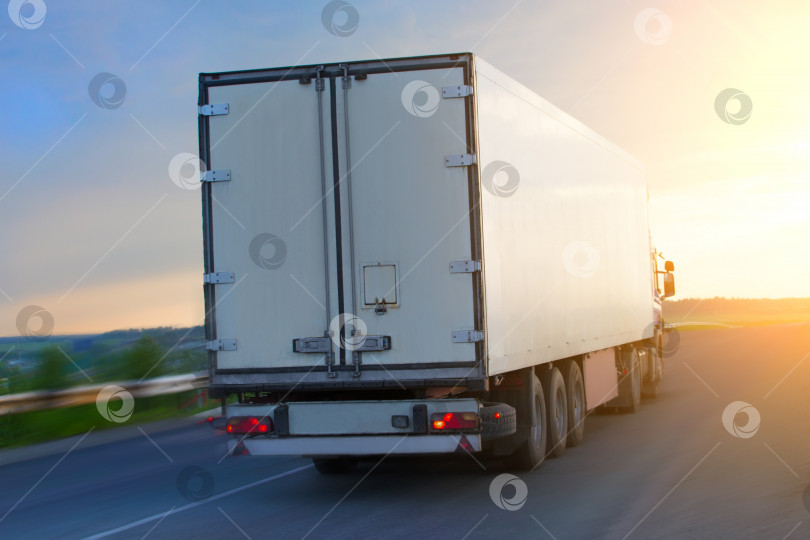 Скачать грузовик движется по шоссе на рассвете фотосток Ozero