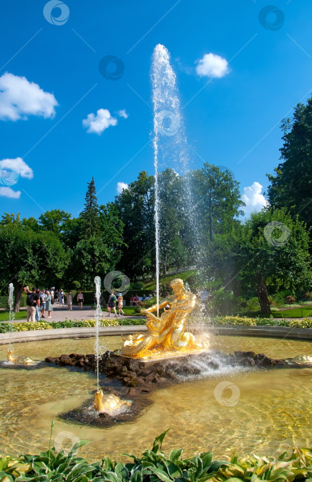 Скачать Санкт-Петербург, Россия - Фонтан "Тритон" в Петергофе фотосток Ozero