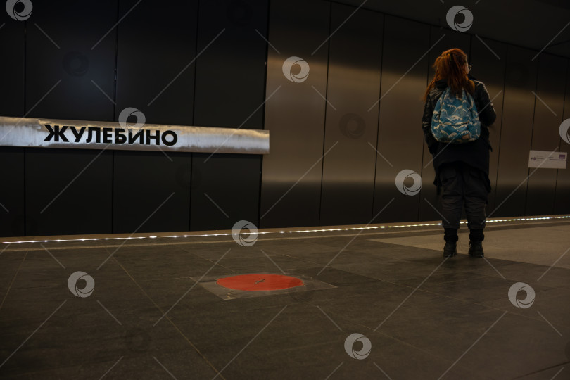 Скачать Девушка ожидает поезд на станции метро Жулебино. Москва фотосток Ozero
