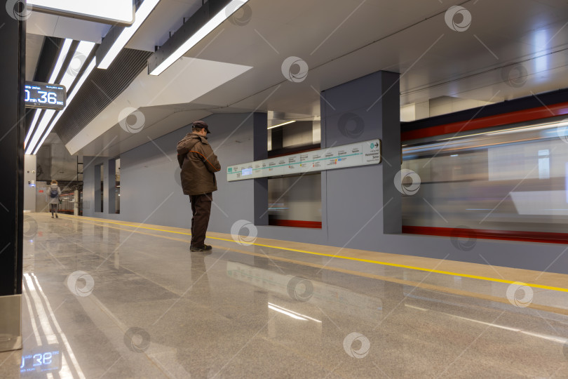 Скачать Мужчина ожидает поезд на станции метро Печатники. Москва фотосток Ozero