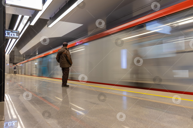 Скачать Прибытие поезда на станцию метро Печатники. Москва фотосток Ozero